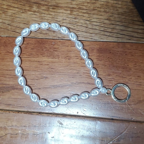 Ideal of Sweden white pearl phone chain - Picture 1 of 3